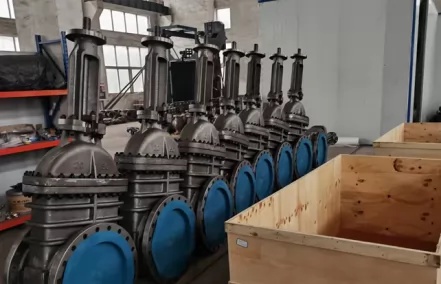 50 vannes à guillotine API600 prêtes à être expédiées à un client coréen....