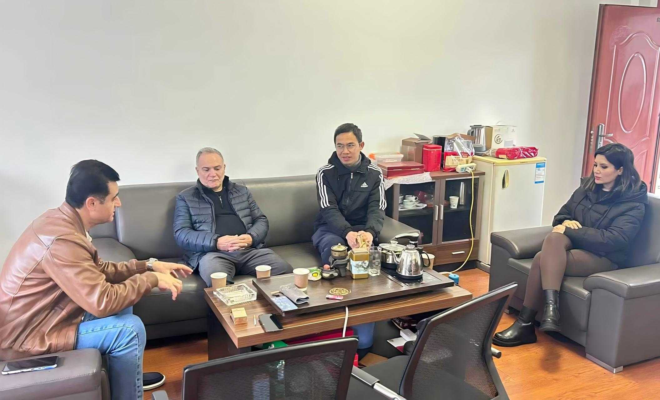 Un client du Moyen-Orient visite notre usine pour renforcer la coopération dans la fabrication de vannes.